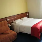 南特维拉布里特酒店 4* 维尼厄德布列塔尼